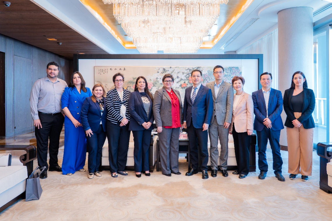 洪都拉斯卫生部长卡拉・帕雷德斯到访上海建工